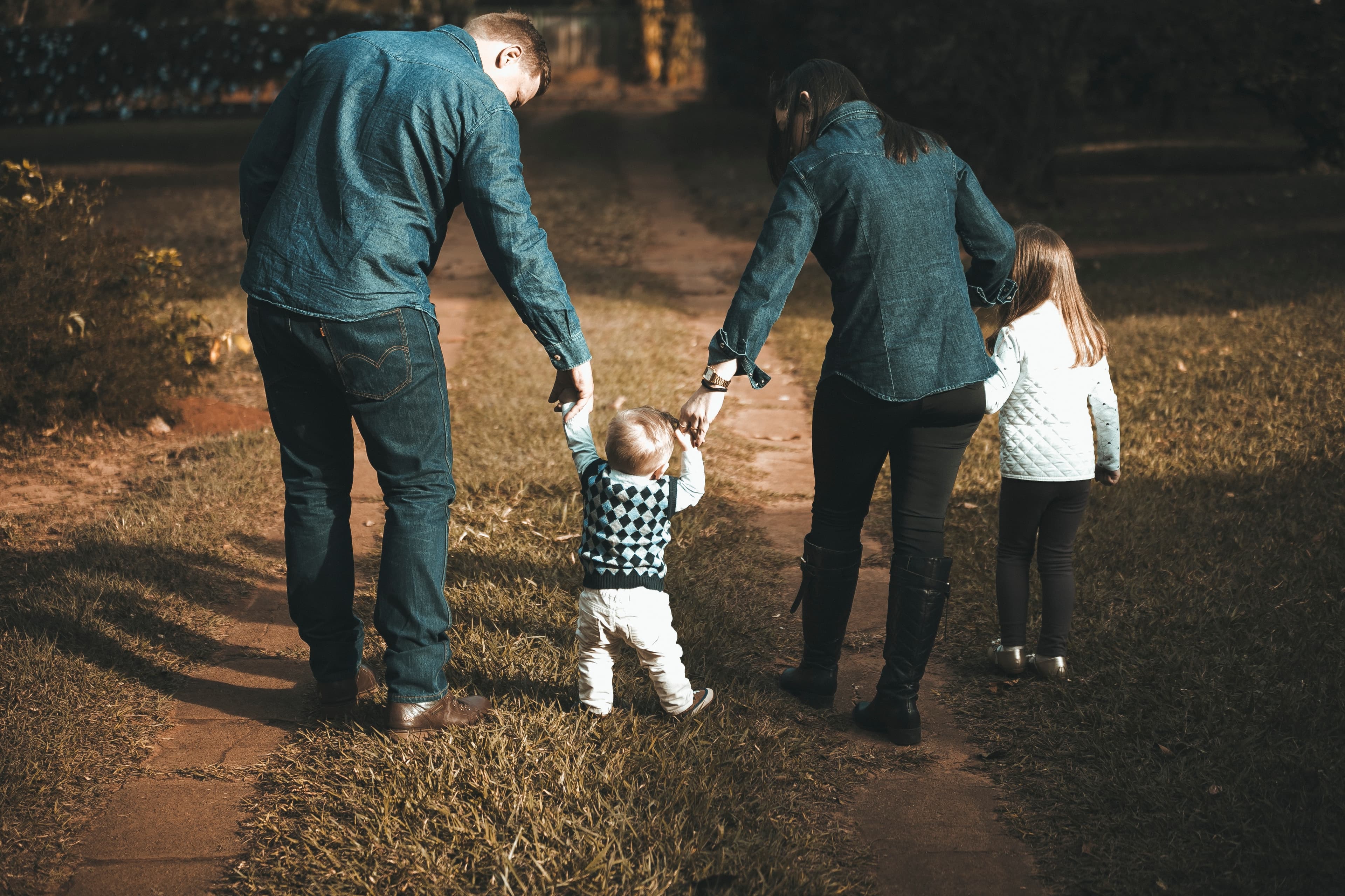 anne, baba ve çocuk fotoğrafı